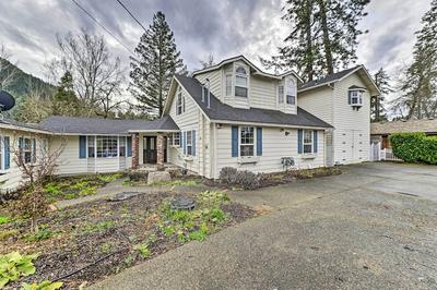 Spacious Grants Pass Home w/ Hot Tub & Views!