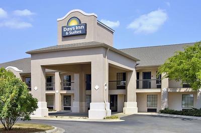 Days Inn & Suites by Wyndham Fort Valley