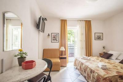Sleek Studio Flat With Balcony Near Beach in Tivat