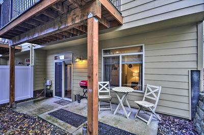 Inviting Studio w/ Patio, 15 Mi to Portland!