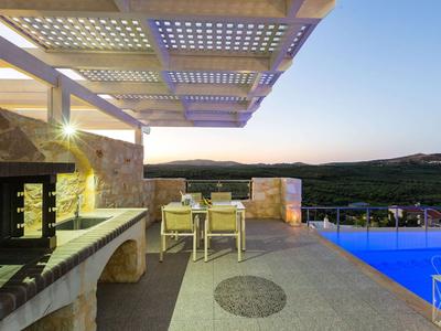 Villa in Crete With Private Pool & Beaches Nearby