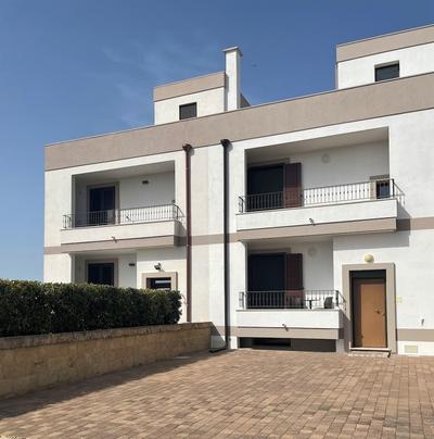 House - Sleeps 4 - Private Patio - Parking