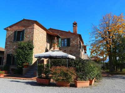 Apartment Near Cortona With Pool and Roman Charm