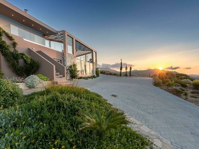 Luxury Villa With Heated Pool Near Beach