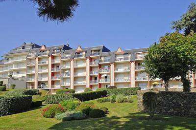 Apartment in St Quay Near Seven Beaches