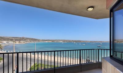 Seafront 2 Bedroom Apartment Overlooking Bay