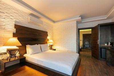 Manaspark Deluxe Hotel