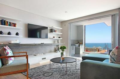 Bright 2bed in Sea Point w Sea Views Helio Haven
