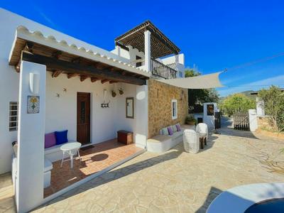 Holiday Home Near Stunning Beaches
