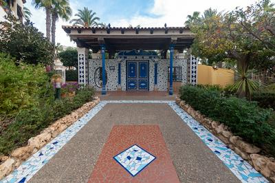 Comfortable Spacious Family House, Large Terrace and Garden, Beach and Bars