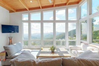 Sky-high Luxury w Million Dollar Views