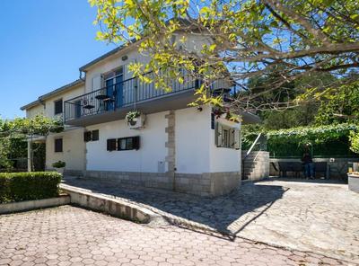 Seaside Getaway Holiday Home With Patio Slatine