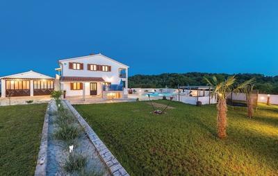 Family home with hydromassage pool & fun activities