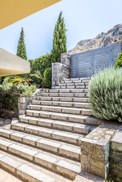 Analisa Luxury Villa