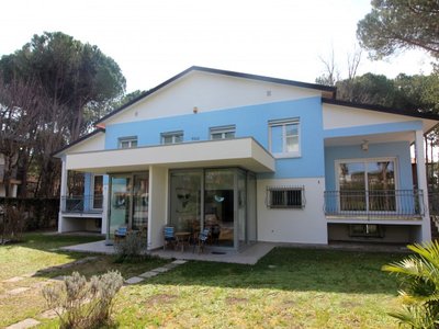 Luminous Seaside Villa in Lignano Riviera