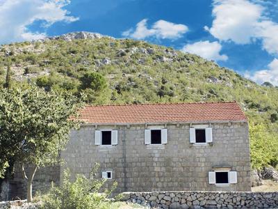 Stone Holiday Home in Brotnice Dalmatia with Outdoor Hot Tub