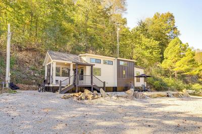 Deck, Grill & Fishing Pond: Modern Cookeville Gem
