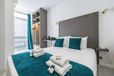 Deluxe Bedroom With Balcony in Cannes Palais