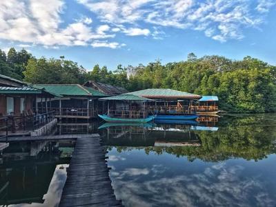 Shiny Lakeside Resort