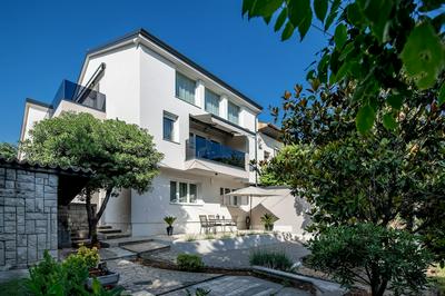 Desamani 975 Apartments