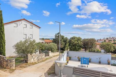 Mery's Sunny Pool Apartment