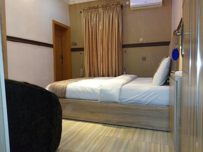 Euro Lounge and Suites