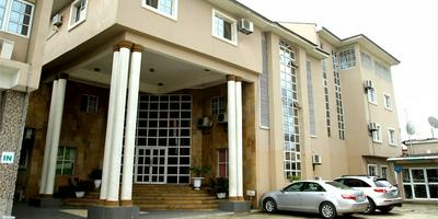 De Castle Luxury Home