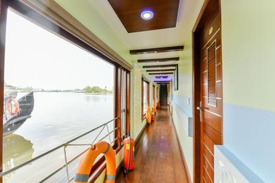 OYO 22759 Houseboat Luxury Smart Gold 6 BHK