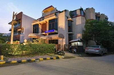 Fabhotel Siris 18