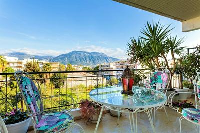 Bright Comfy Flat near Beach & City Center