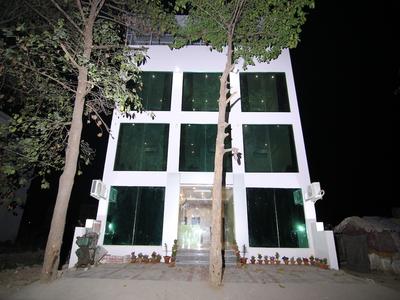 OYO 12085 The Greentown Inn