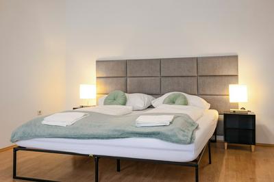 2BR Apt Near Stadthalle
