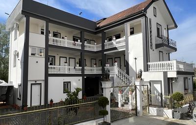 VILA AARON