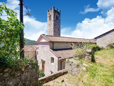 Farmhouse in Italy With Private Terrace