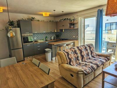 Modern 3 Bedroom Penthouse With Rooftop Views