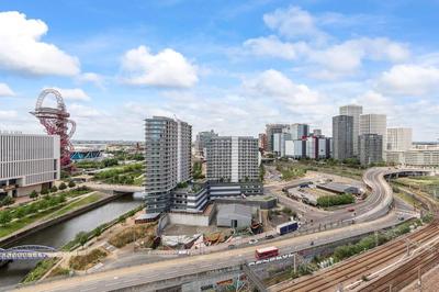 Penthouse 2-bed Apartment in The Heart Of E15