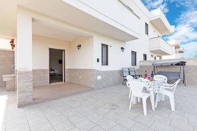 Le Bianche Apt 2 with Garden near The Sea