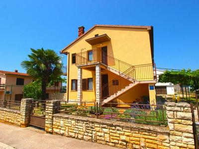 Cozy Apartment in Peroj With Terrace