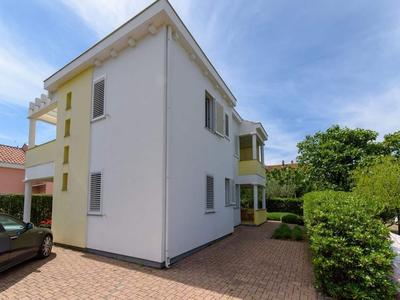Spacious Apartment in Sukosan With Balcony