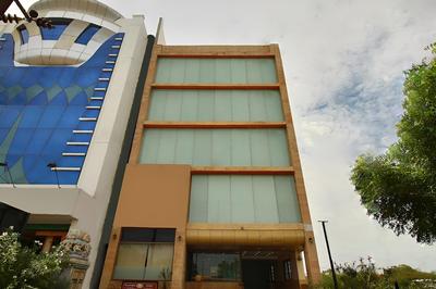 OYO 11585 Hotel Shreenithi