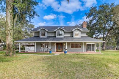 Private Pool & Lake Views: Family Home in Oxford