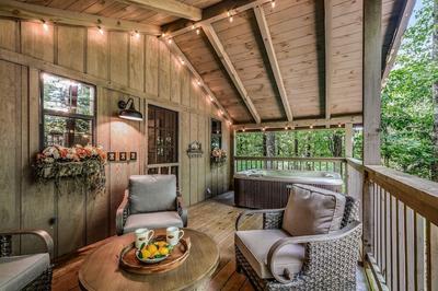 Light'n Bug Bungalow 1 Bedroom Cabin by RedAwning