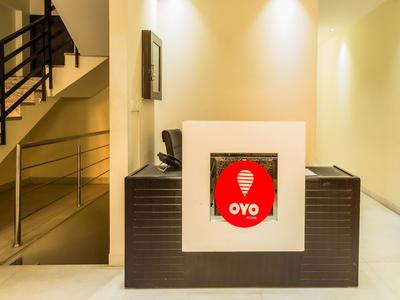 OYO 6796 Retreat Suites Inn