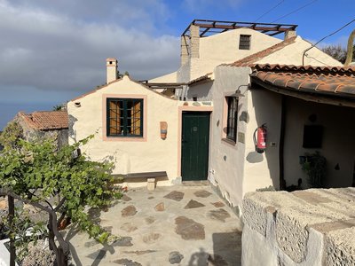 Cottage With 2 Bedroom, 2 Bathrooms, Heated Solar Pool, Sauna, Jacuzzi, Garden