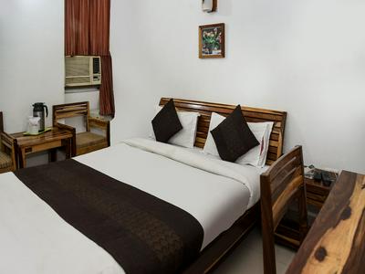 OYO 15995 Laavish Business Hotel