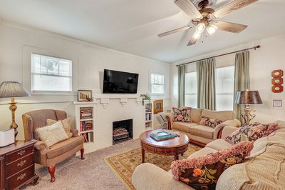 < 1 Mi to Historic Dtwn Texarkana: Charming Home!