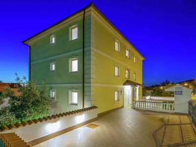 Modern Ground Floor Apartment With Private Terrace and Jacuzzi