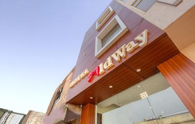 OYO 42743 Hotel Midway