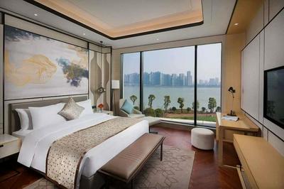 Howard Johnson Yacht Club Hotel