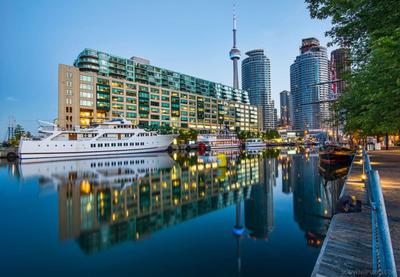 Front St - Entertainment District